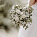 Nahaufnahme eines eleganten Brautstraußes in Weiß und Grün – natürlicher Look mit zarten Blüten
