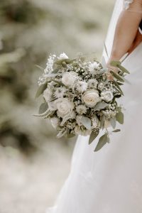 Nahaufnahme eines eleganten Brautstraußes in Weiß und Grün – natürlicher Look mit zarten Blüten