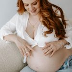 Detailaufnahme beim Babybauchshooting in Lüdenscheid – Beide Hände auf dem Bauch von Lena