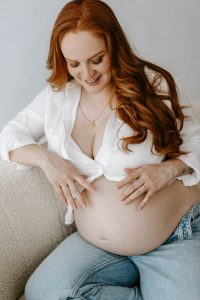 Detailaufnahme beim Babybauchshooting in Lüdenscheid – Beide Hände auf dem Bauch von Lena