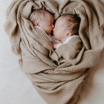 Zwillingsshooting bei Liebenow Fotografie im Studio in Lüdenscheid – liebevoll eingewickelt im Herzmotiv