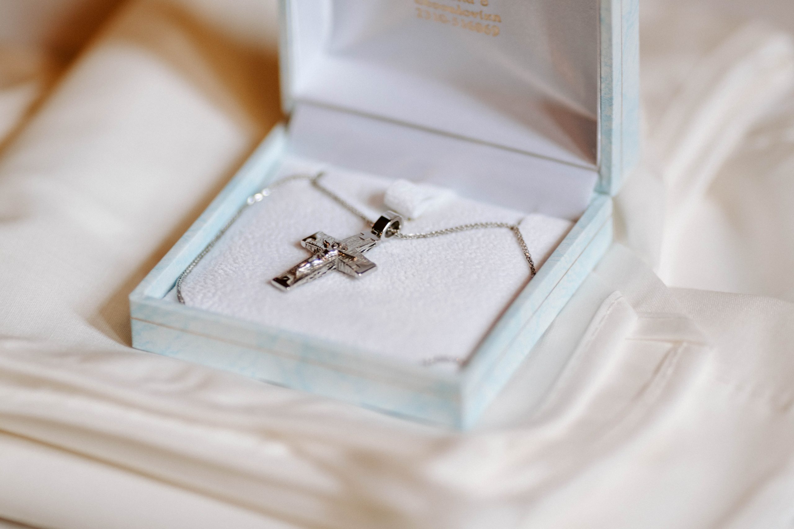 Silbernes Kreuz als Taufgeschenk