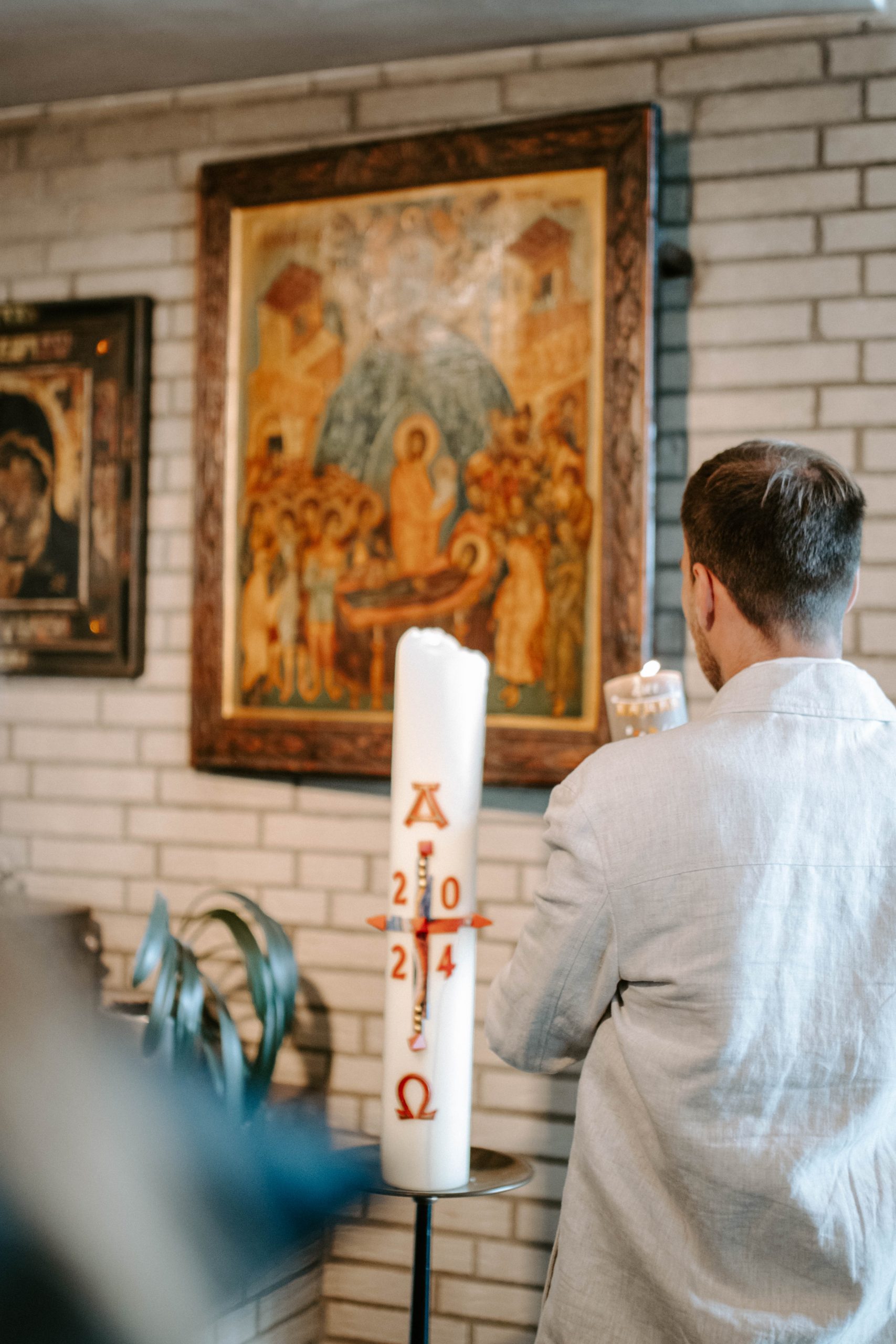 Taufkerze in der Kirche
