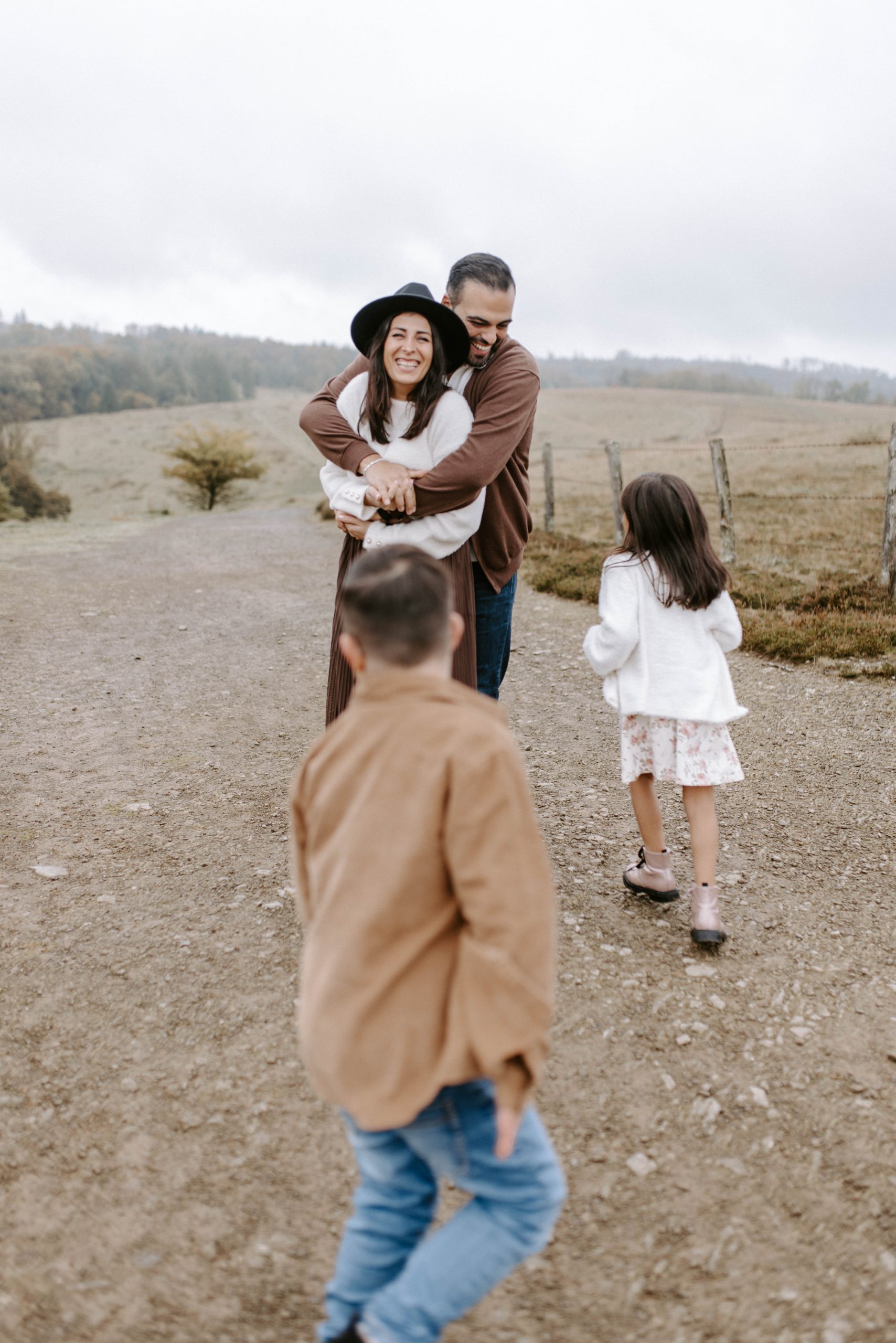 Eltern mit ihren Kindern beim Familienshooting draußen