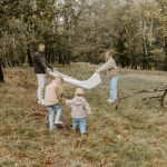 Familie bei einem Outdoor-Familienshooting am Ochsenweg in Lüdenscheid