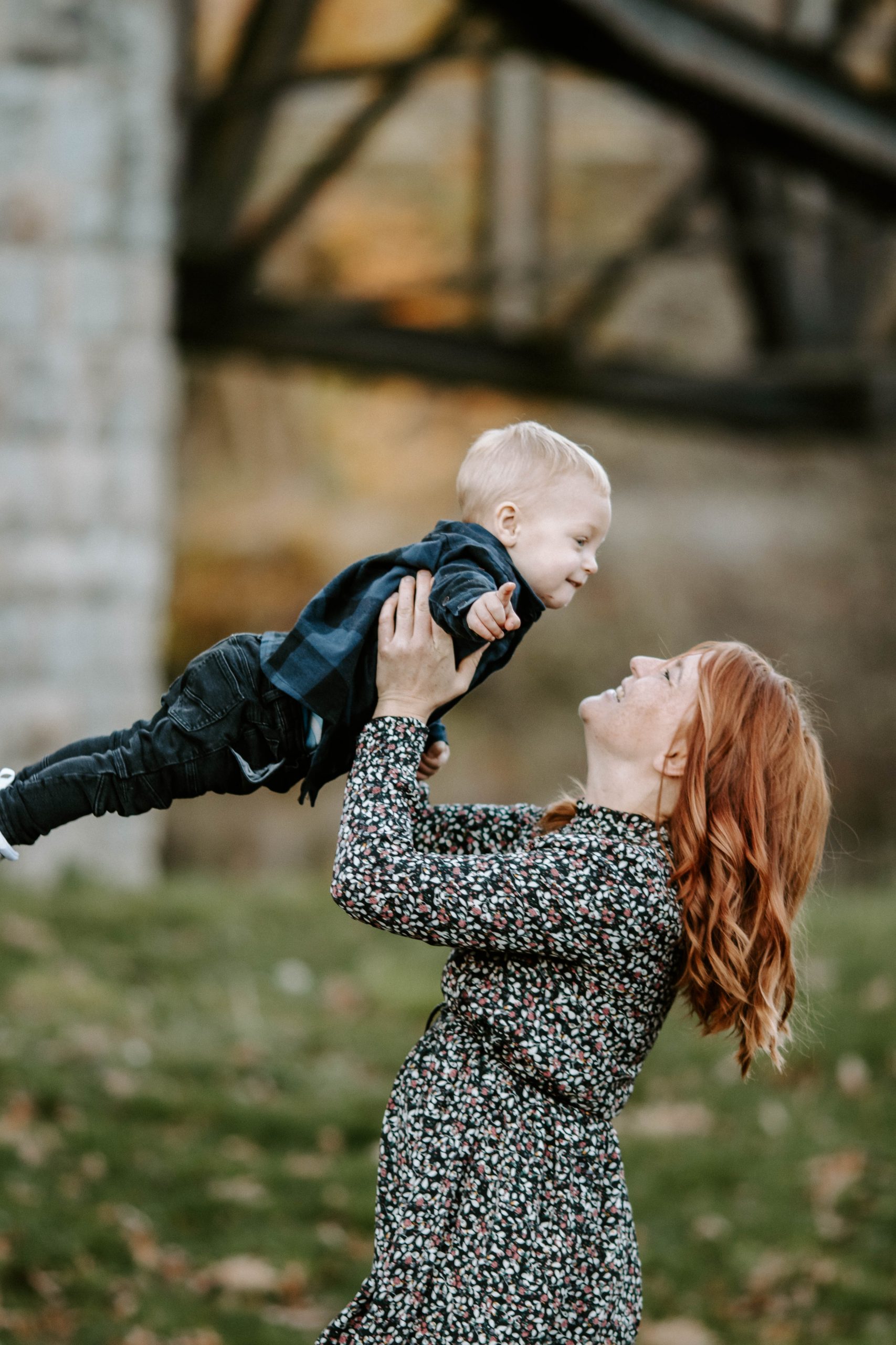 Mutter und Baby bei einem Outdoor-Familienshooting