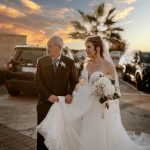 Braut mit Begleitung auf dem Weg zur Hochzeitsfeier