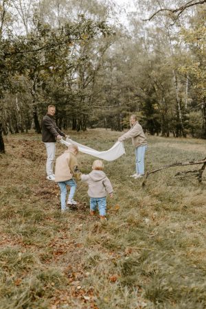 Familie bei einem Outdoor-Familienshooting am Ochsenweg in Lüdenscheid