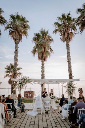 Brautpaar steht gemeinsam während der Hochzeitszeremonie