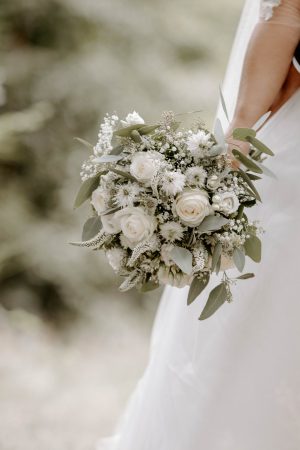 Nahaufnahme eines eleganten Brautstraußes in Weiß und Grün – natürlicher Look mit zarten Blüten